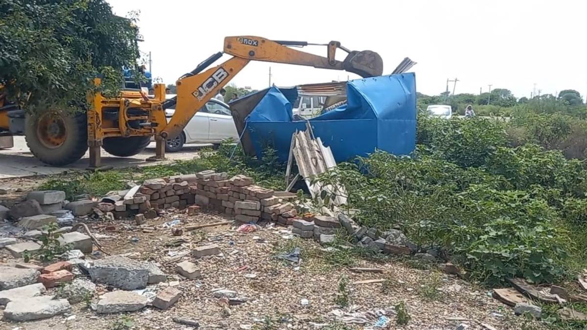 https://www.jagranimages.com/images/newimg/13082025/13_08_2025-bulldozer_action_67_24011804.jpg