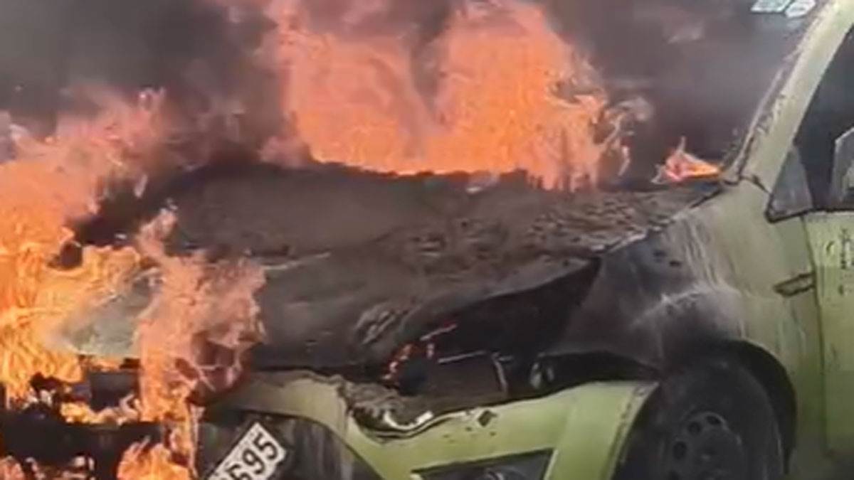 https://www.jagranimages.com/images/newimg/13082025/13_08_2025-burning-car_24011811.jpg