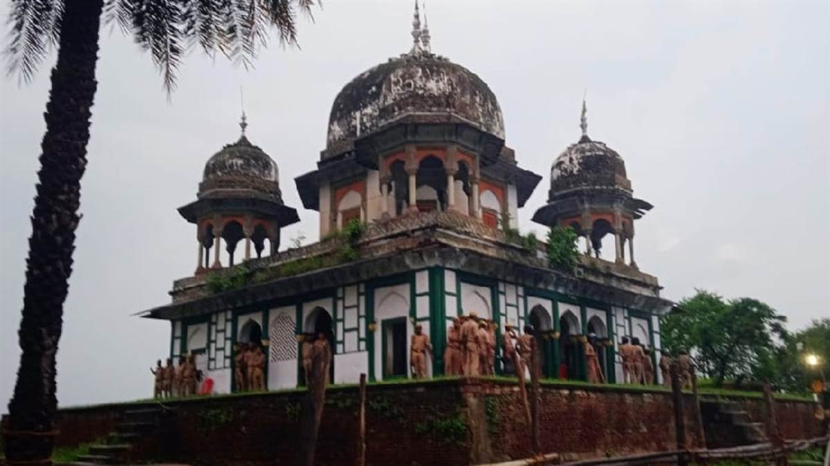 https://www.jagranimages.com/images/newimg/13082025/13_08_2025-fatehpur_temple_or_tomb_clash_24012120.jpg
