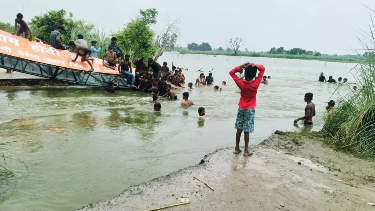 Flood in Ganga: गंगा में बाढ़, लहरों में डूबी आबादी; गांववाले सूनी आंखों से देख रहे बर्बादी