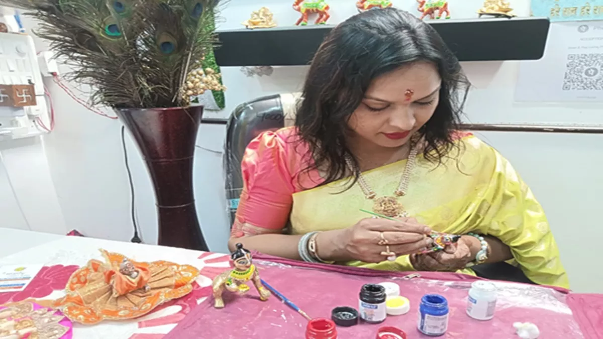 अनोखी कृष्ण भक्ति: सात साल से लड्डू गोपाल का ‘ट्रीटमेंट’ कर रहीं अर्चना