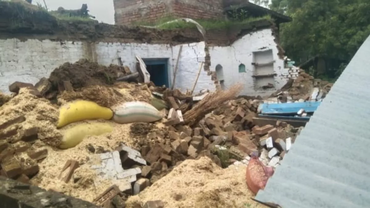 Raebareli News: बारिश से भरभराकर गिरा मकान, महिला की हालत गंभीर