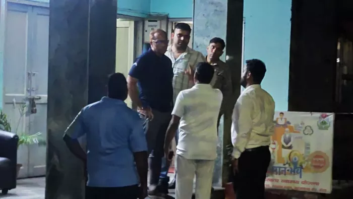 सूरजकुंड स्थित सीजीएचएस के कार्यालय पर पूछताछ करती सीबीआई की टीम। जागरण