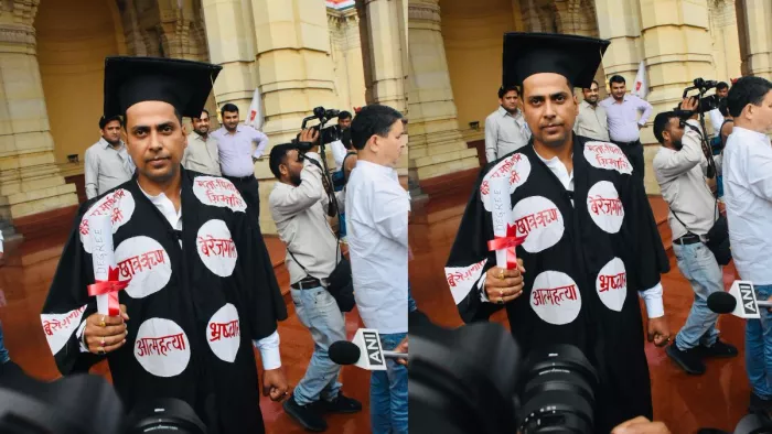 लखनऊ विधानसभा के बाहर ग्रेजुएशन गाउन के ऊपर समस्याओं के स्टीकर लगाकर प्रदर्शन करते जसराना विधायक इं. सचिन यादव: स्वयं