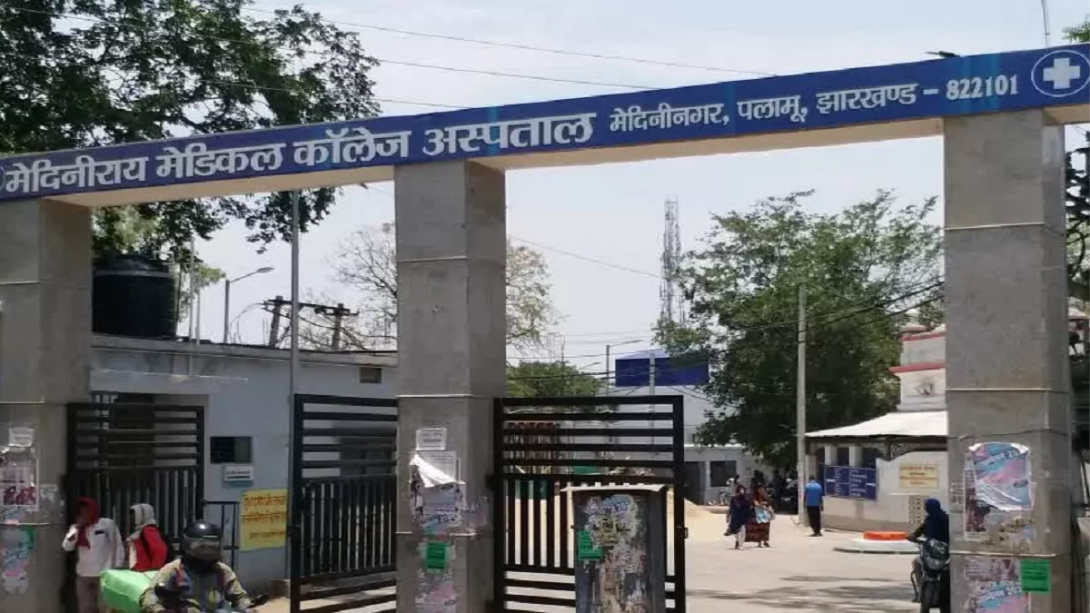 MMCH में दो जूनियर वकीलों ने शराब पीकर किया हंगामा, हिरासत में लेने पर छात्र नेत्री ने की पुलिस से हाथापाई