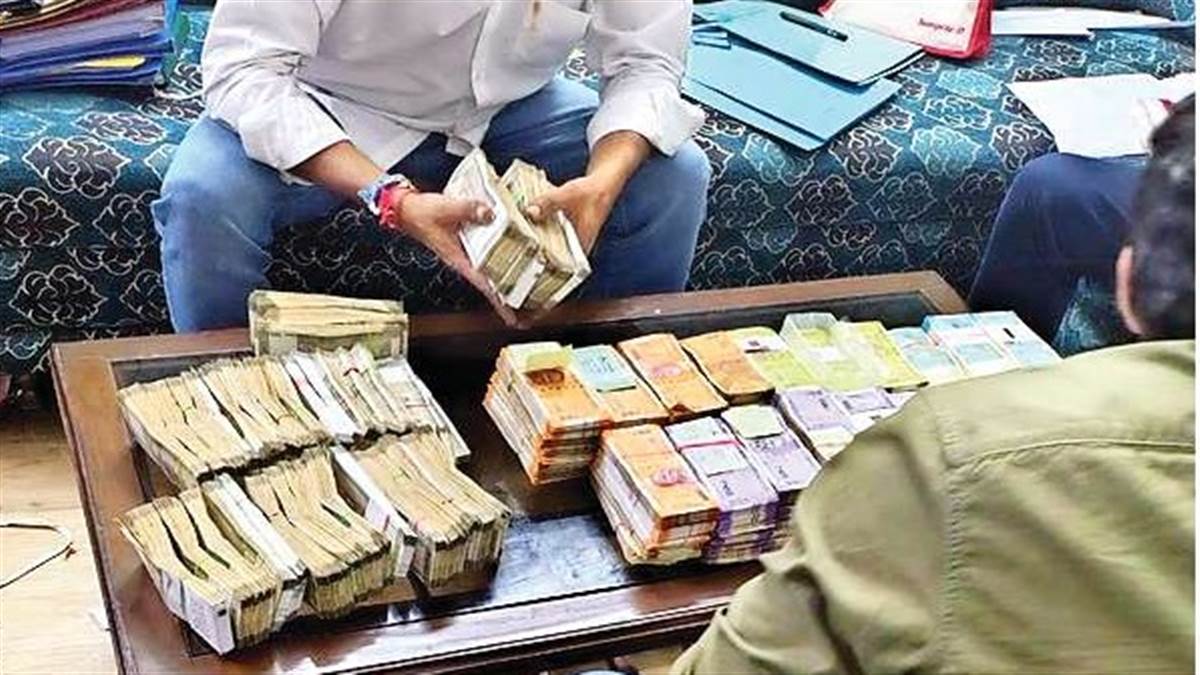 meerut news cghs bribery case cbi found files of more than 100 hospitals at lavesh house cash worth 30 lakhs at ad house