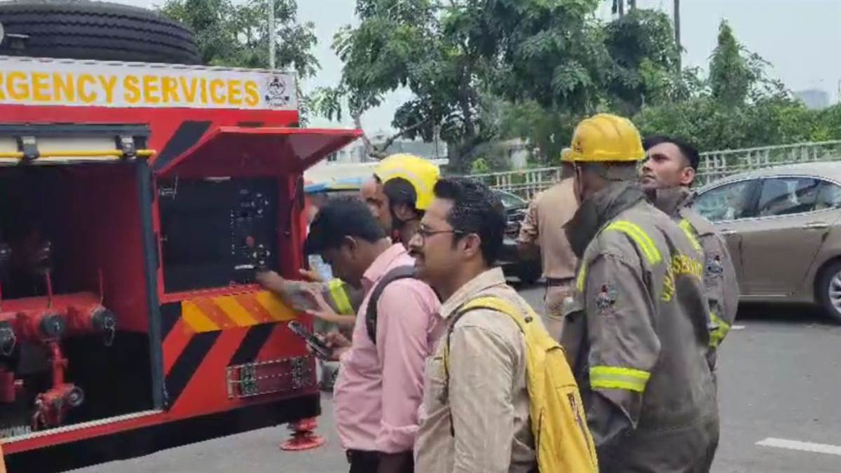 https://www.jagranimages.com/images/newimg/13082025/13_08_2025-noida_fire_12_24011912.jpg