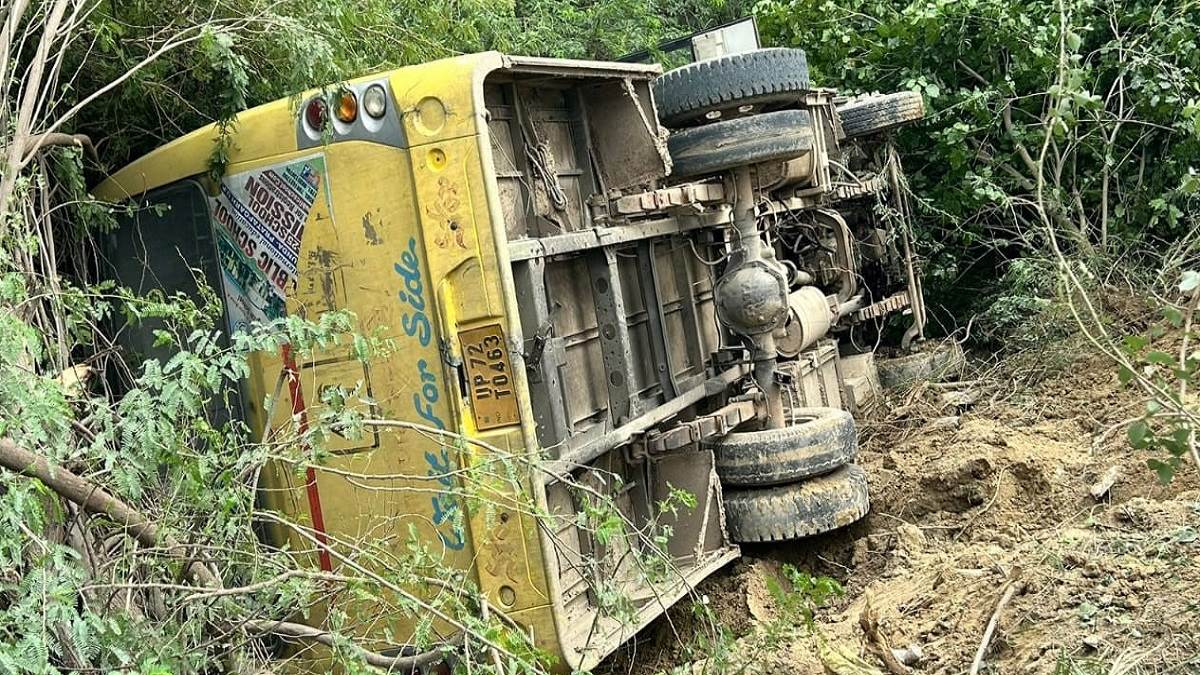 https://www.jagranimages.com/images/newimg/13082025/13_08_2025-prayagraj_bus_24011870.jpg