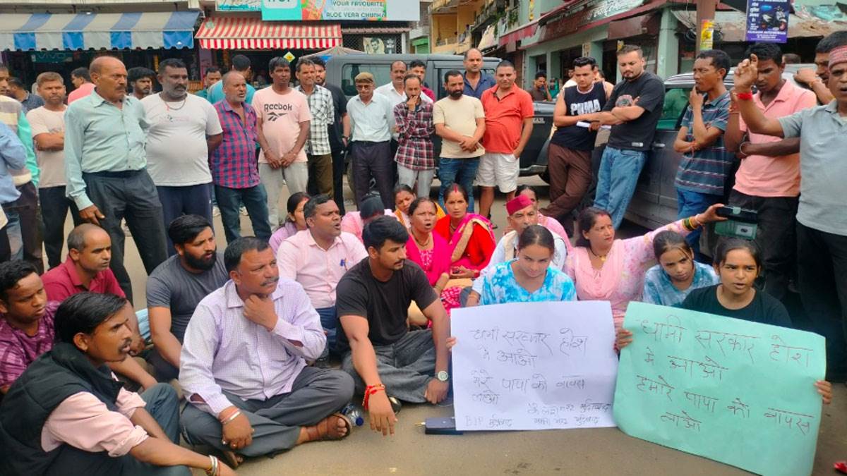 https://www.jagranimages.com/images/newimg/13082025/13_08_2025-protest_24011966.jpg