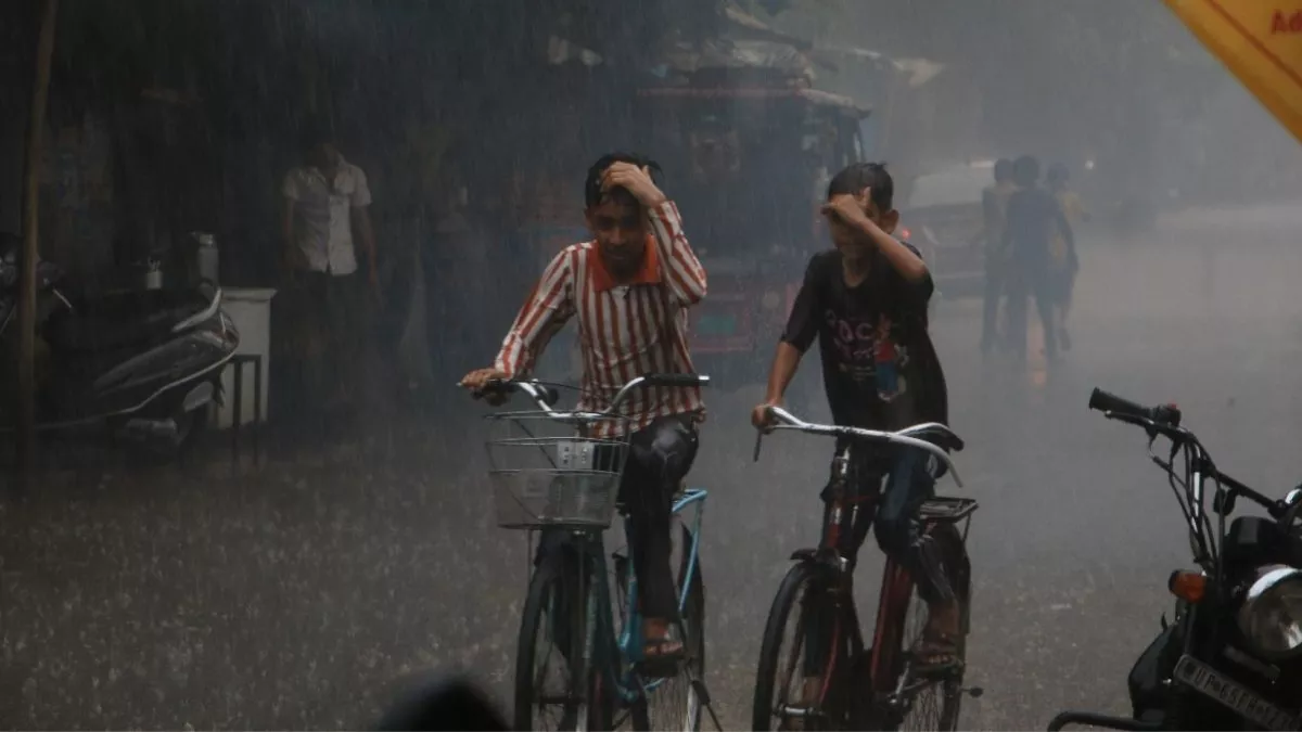UP Weather Today: लखनऊ समेत 40 से अधिक जिलों में आज होगी भारी बारिश, IMD ने जारी किया अलर्ट
