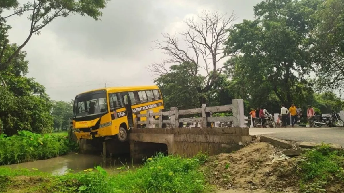 गोपालगंज में स्टेयरिंग फेल होने से रेलिंग तोड़कर पुल पर अटकी स्कूल बस