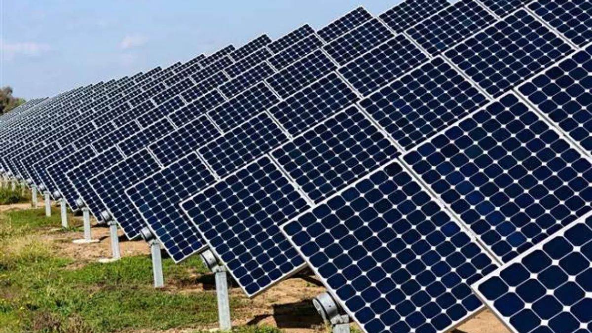 https://www.jagranimages.com/images/newimg/13082025/13_08_2025-solar_plant_24011483_8167628.jpg