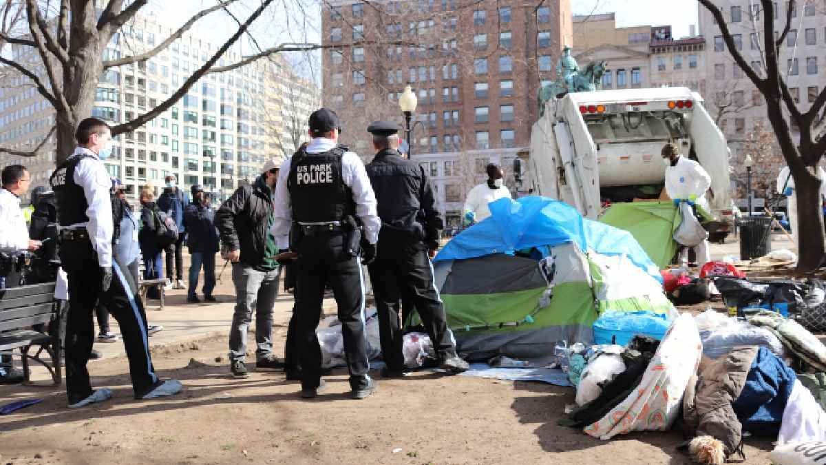 white house warns homeless people to move either shelter or jail donald trumps washington dc plan