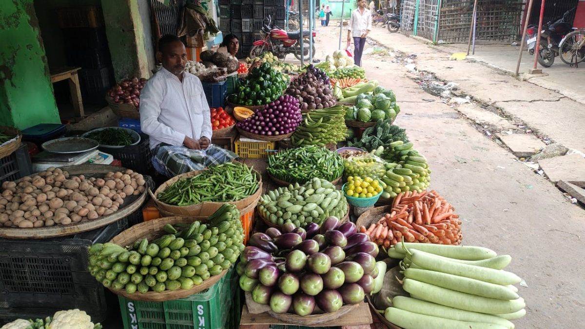 https://www.jagranimages.com/images/newimg/13082025/13_08_2025-vegetable_market__24012271.jpg