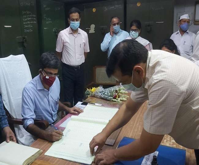 Meerut New DM, Meerut DM K. Balaji News: K Balaji seen action after take  charge, inspection of Meerut's Hospitals in Night