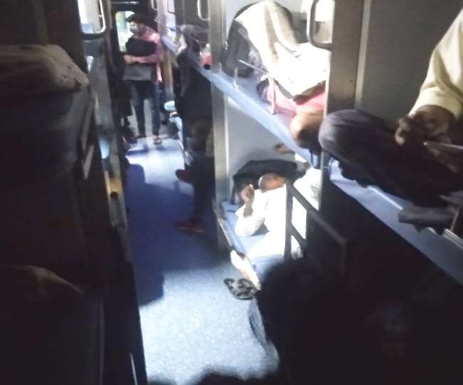 Indian Railways एलटीटी मुंबई एक्सप्रेस में 200 रुपये में बिक रहे कंबल