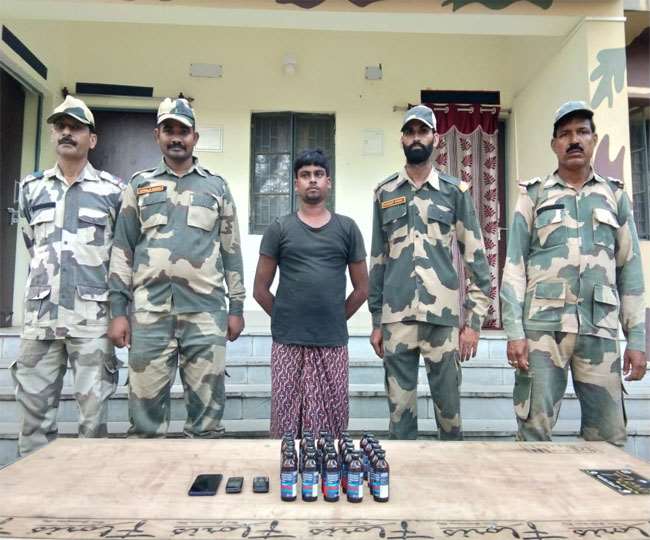 फेंसिडिल व कई मोबाइल फोन के साथ बीएसएफ के हत्थे चढ़ा तस्कर