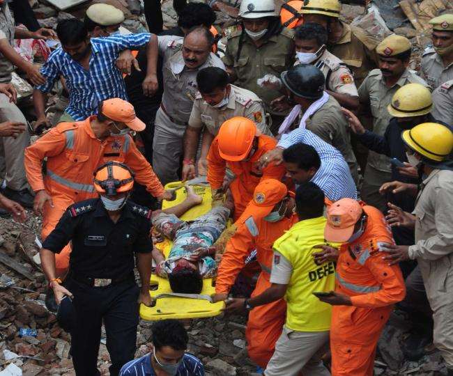 सब्जी मंडी घंटाघर मे गिरी बिल्डिंग के मलबे में दबे घायलों को निकालकर अस्पताल पहुंचाते एनडीआरएफ व पुलिस कर्मी।