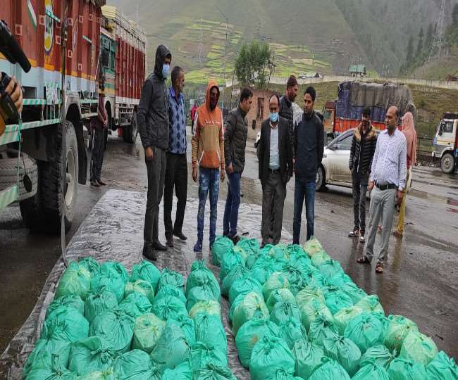jammu kashmir police antf team seizes 1000 kg of bhukki from three trucks of punjab