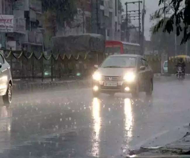 दिल्ली एनसीआर सहित कई इलाकों में हो रही बारिश (फोटो एजेंसी)