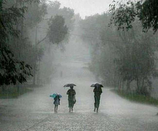 राज्य में हो रही भारी बारिश को देखते हुए स्कूलों में छुट्टी घोषित कर दी गई है।
