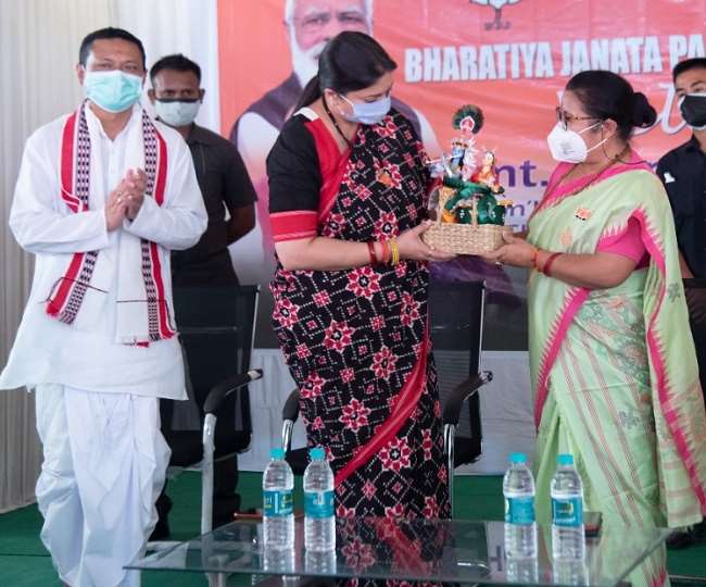 स्मृति ईरानी ने लाभार्थियों को पोषण किट का वितरण किया।