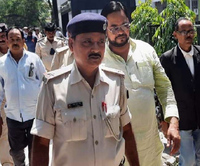 पुलिस गिरफ़्त में पूर्व विधायक राम बालक सिंह।