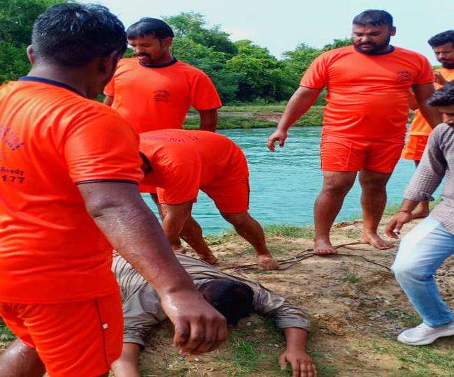पटियाला में ईटीटी और बीएड पास यूनियन के सदस्यों ने नहर में छलांग लगा दी है।