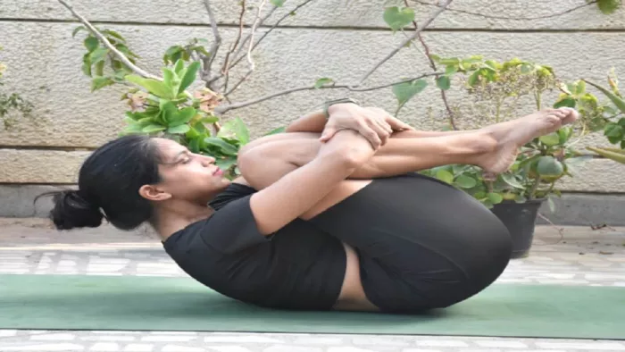 Pawanmuktasana Benefits: बेली फैट को तेजी से बर्न करने के लिए रोजाना ऐसे करें पवनमुक्तासन