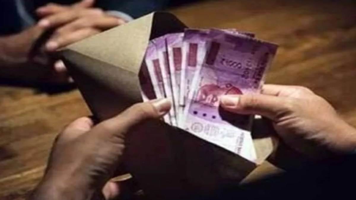 aligarh news anti corruption team caught police officer taking bribe of forty thousand