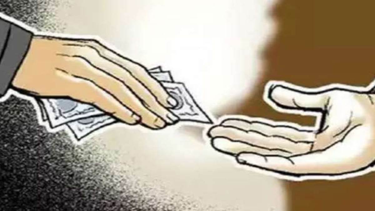 bareilly news lekhpal caught red handed taking bribe of six thousand rupees in bareilly