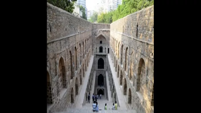 Delhi News: सूख चुकी उग्रसेन की बावली में फिर आया पानी, खतरनाक हिस्सों में सेल्फी लेने पर लगेगी रोक
