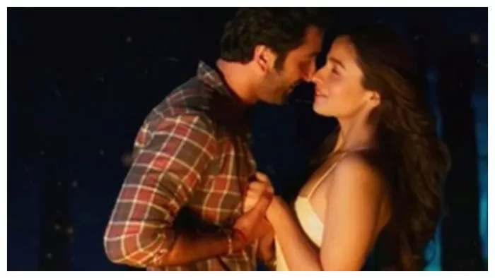 Still of Ranbeer Kapoor and Alia Bhatt from Brahmastra