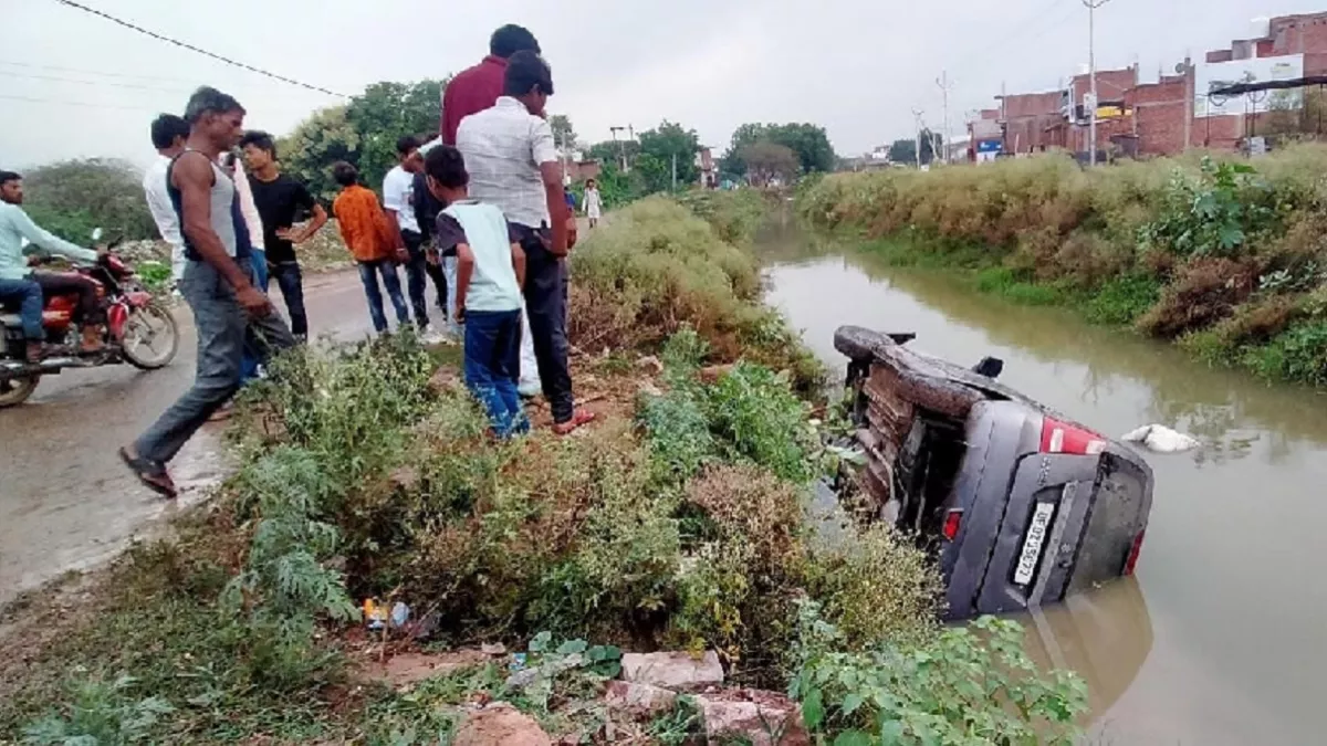 हमीरपुर में राठ-उरई मार्ग पर नहर में पलटी कार, पानी से सकुशल निकाले गए पांच लोग