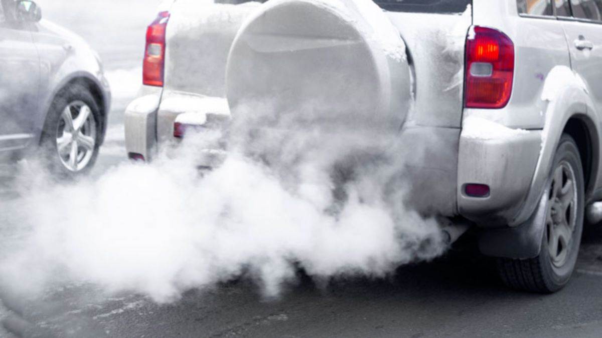 सामान्य नहीं है आपकी कार से सफेद धुएं का निकलना, देता है इंजन के इन पार्ट्स  के खराब होने का इशारा - White Smoke From Car Exhaust Indicates The Failure  Of These