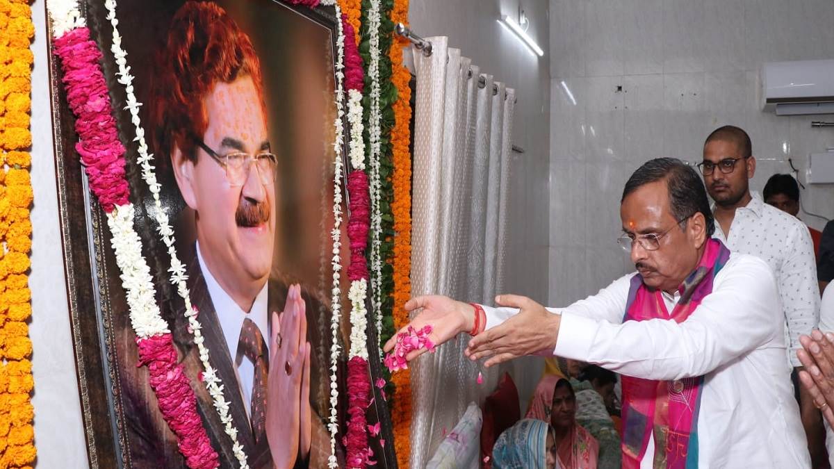 former deputy cm dinesh sharma pays tribute to ramveer upadhyay