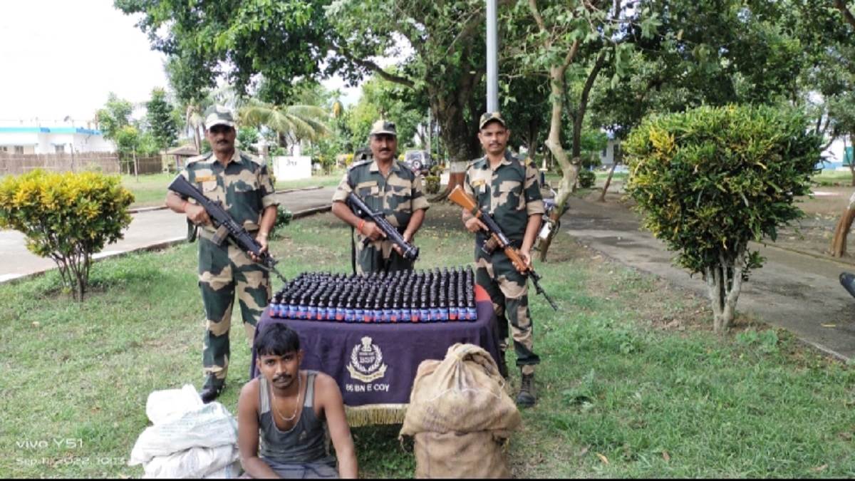 BSF ने भारतबांग्लादेश सीमा से जब्त किया प्रतिबंधित फेंसेडिल कफ सिरप