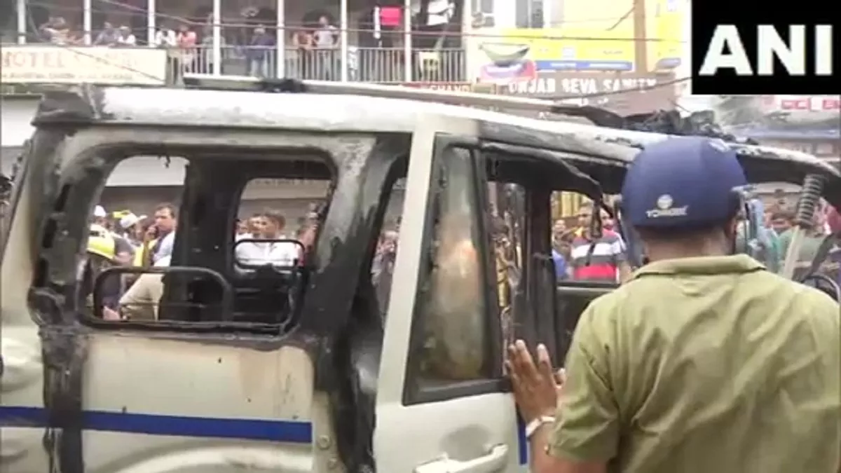 Breaking News in Hindi Today: बंगाल में BJP का प्रदर्शन, प्रदर्शनकारियों ने लगाई पुलिस वाहन में आग; हिरासत में सुवेंदु अधिकारी