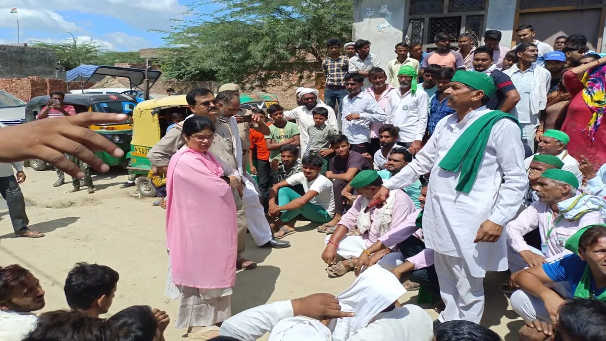 Hapur News: करंट से चार मवेशियों की मौत, विरोध में ग्रामीण का हंगामा