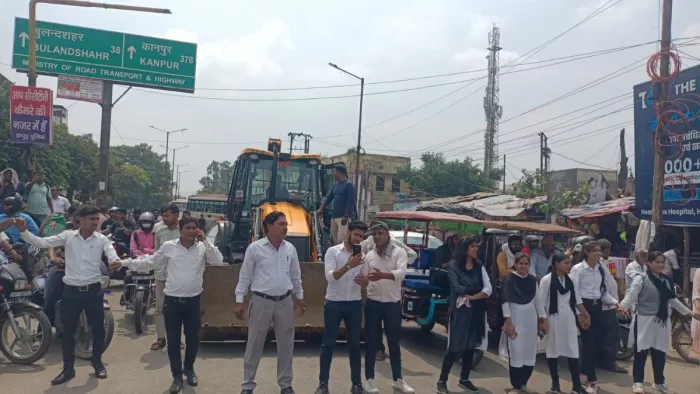 हापुड़ लाठीचार्ज केस: वकीलों ने मानव श्रृंखला बनाकर तहसील चौराहे पर लगाया जाम