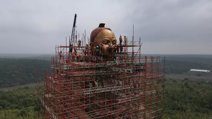 यह 108 फीट ऊंची बहुधातु की प्रतिमा है जिसमें आदि शंकराचार्य बाल स्वरूप में हैं।