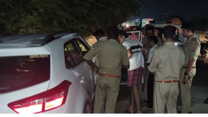 Agra News: व्यापारी की लाश कार में मिलने के बाद पहुंची पुलिस।