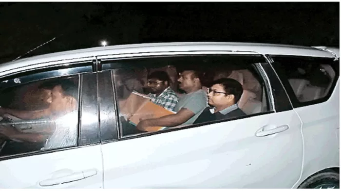 रेल अधिकारी केसी जोशी के घर सीबीआइ के छापे के दौरान दस्तावेज के साथ आवास पर आते-जाते लोग l जागरण