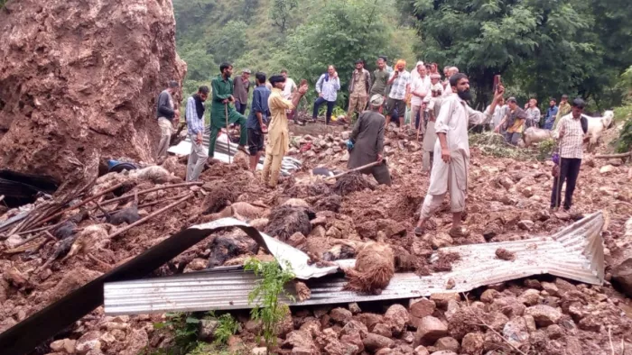 रियासी में हुआ भारी भूस्खलन, पौनी में लैंडस्लाइड होने से चार मकान दबे