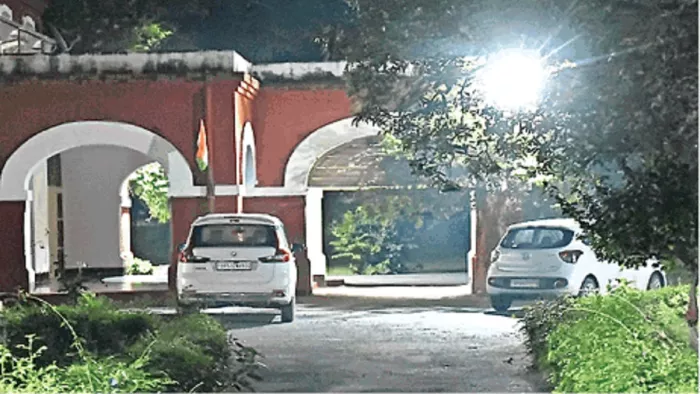 Gorkahpur: रेलवे के मुख्य मुख्य सामग्री प्रबंधक, आश्रम के कमरे से पांच लाख रुपये बरामद