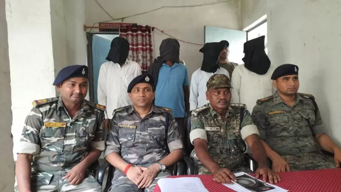 गिरफ्तार चार आरोपितों के साथ पुलिस पदाधिकारियों की तस्वीर।