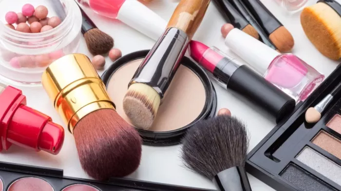 Skin Care Tips: मेकअप किट शेयर करने के नुकसान