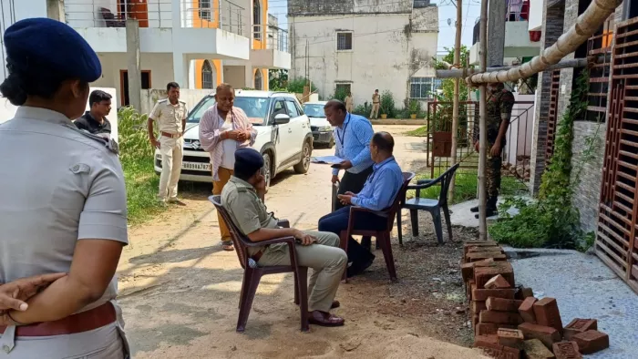 बीवी पर जानलेवा हमला करने के आरोप में गिरफ्तार मनरेगा पीओ के मकान के बाहर EOU की टीम।