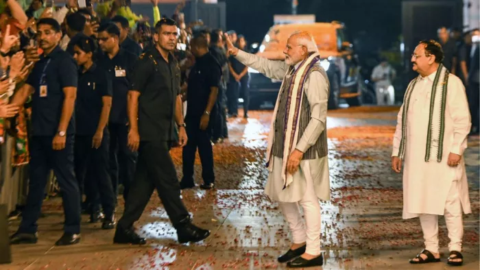 पुष्प वर्षा से हुआ PM मोदी का भाजपा मुख्यालय में स्वागत (फोटो: एएनआई)