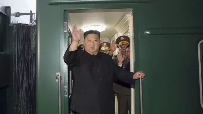 दादा-परदादा की तरह ट्रेन से सफर करते हैं किम जोंग (Image: AP/KCNA)